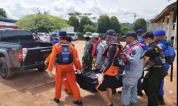 evakuasi korban oleh Tim SAR gabungan